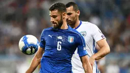 Gelandang Italia, Antonio Candreva, mengontrol bola saat melawan Israel pada laga kualifikasi Piala Dunia 2018 di Stadion Reggio Emilia, Italia, Selasa (5/9/2017). Italia menang 1-0 atas Israel. (AFP/Vicenzo Pinto)