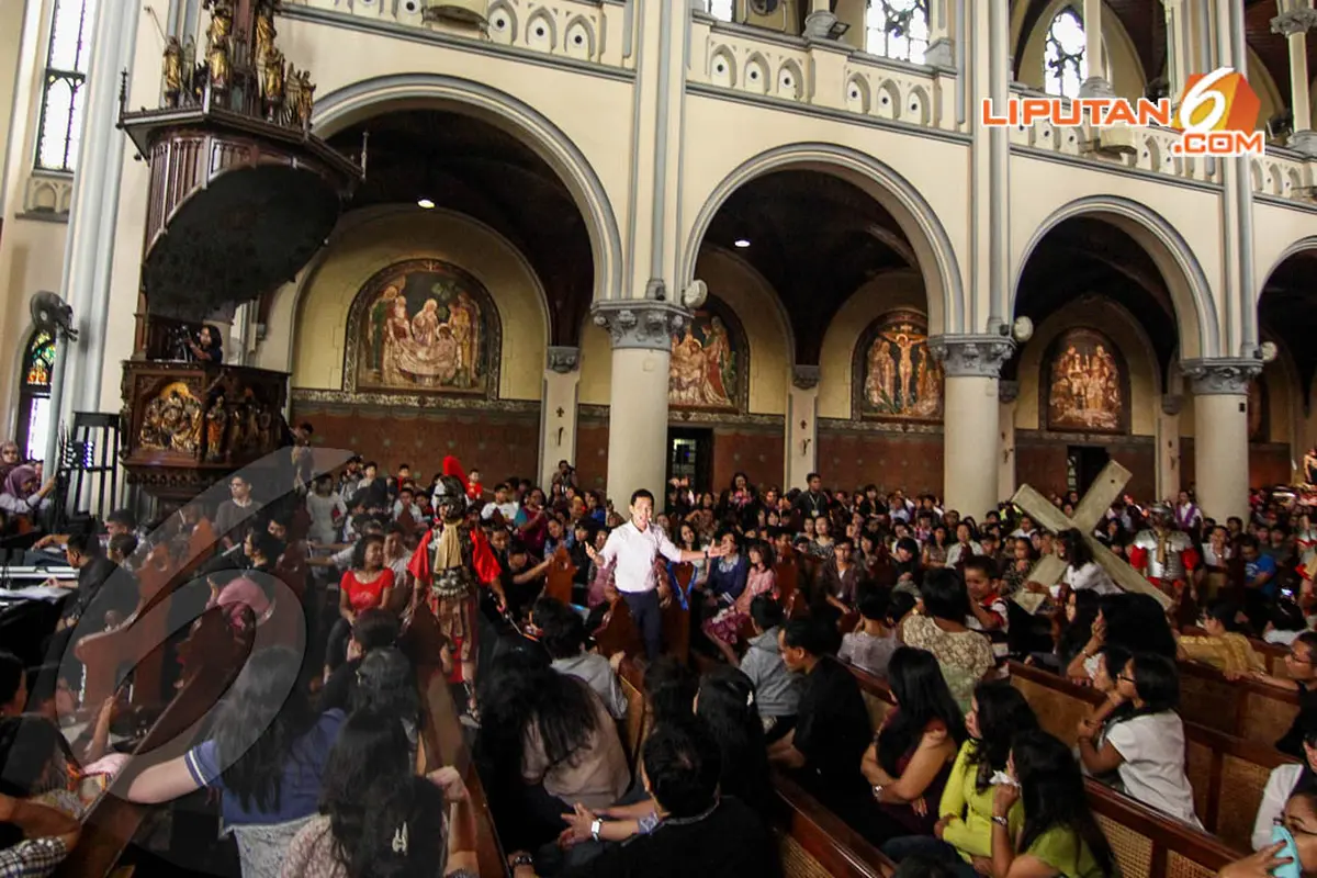 [FOTO] Teaterikal Jalan Salib di Gereja Katedral