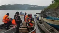 Pencarian aparat gabungan yang dibantu warga dalam pencaria dua polisi hilang di Sungai Mamberamo Raya. (Kabarpapua.co/Dok Polda Papua)