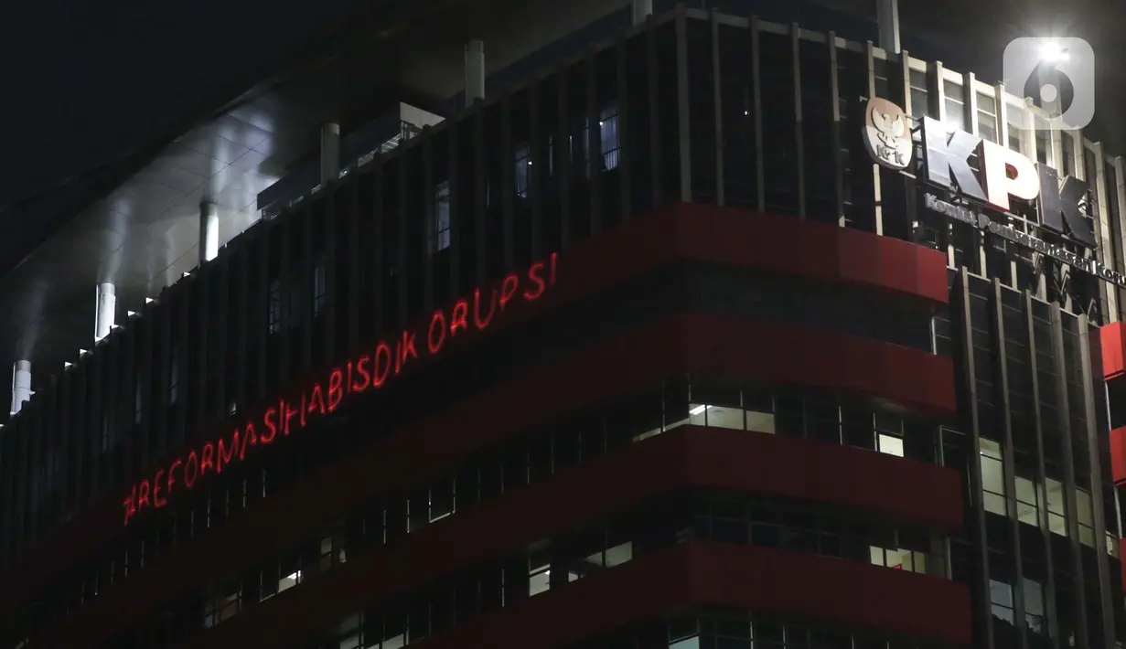 Aktivis Greenpeace menembakkan sinar laser bertuliskan Reformasi Habis Dikorupsi ke gedung Merah Putih KPK, Jakarta, Senin (28/6/2021) malam. Aksi tersebut bentuk keprihatinan atas upaya pelemahan KPK sejak disahkannya Revisi UU KPK hingga Tes Wawasan Kebangsaan. (Liputan6.com/Helmi Fithriansyah)