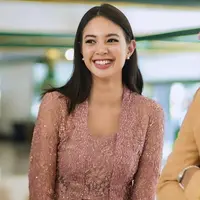 Aurelie Moeremans pamer senyum cantik saat mengenakan kebaya pink. [Foto: Instagram/svarna_byikatindonesia]