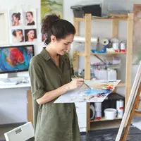 ilustrasi perempuan melukis/photo created by wayhomestudio - www.freepik.com