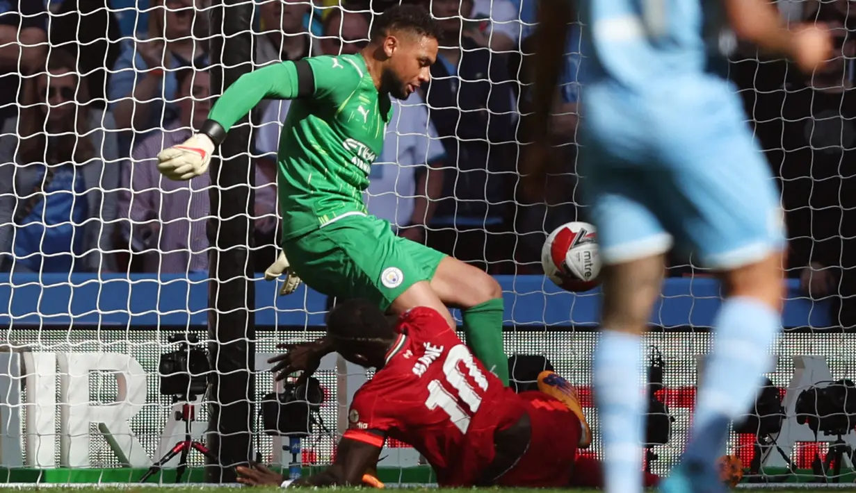 Pada menit ke-17, Zack Steffen membuat kesalahan fatal. Steffen coba mengecoh Sadio Mane. Tapi, Mane sangat agresif dan melakukan tekel dengan baik. Gol! Steffen memberi hadiah pada Manes dan skor menjadi 2-0 untuk Liverpool. (AFP/Adrian Dennis)