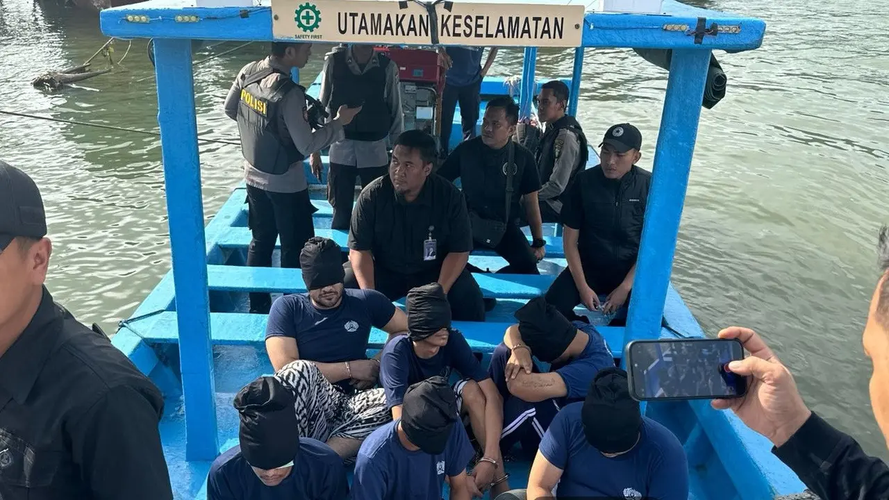 Aktor sekaligus terpidana kasus narkoba, Ammar Zoni bersama lima warga binaan berisiko tinggi (high risk) dipindahkan ke Nusakambangan pada Kamis (16/10/2025).
