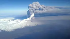 Gunung Pavlof saat kembali meletus di Kepulauan Aleutian, Alaska (28/3). Semburan abu vulkanik Gunung Pavlof mencapai ketinggian hingga 37.000 kaki di atas permukaan laut. (REUTERS/US Coast Guard)