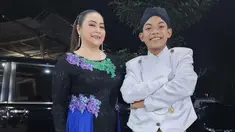 Penampilan Saka semakin mencuri perhatian ketika ia tampil mengenakan beskap dan blangkon, yang ikonik dengan sang ayah. Tak sedikit penggemar yang memuji kemiripannya dengan Didi Kempot. Kehadiran Saka dengan busana tradisional membuatnya terlihat seperti bayangan sang maestro. (Liputan6.com/IG/@saka_praja__dk)