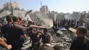 Warga Palestina melakukan pencarian korban diantara puing-puing bangunan yang hancur akibat pengeboman Israel secara manual. (Mahmud HAMS/AFP)