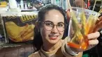 Arumi Bachsin baru saja mengunggah momen ia beli jajan di pasar malam. Ia tampak sumringah saat menjajal telur gulung. Momen Arumi Bachsin jajan telur gulung pun banjir pujian karena ia tak merasa gengsi jajan pinggir jalan. (Liputan6.com/IG/arumibachsin_94)