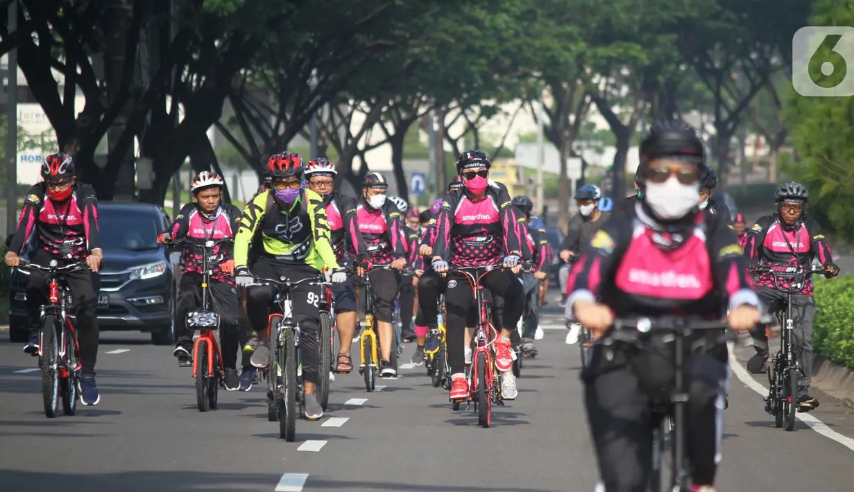 Deputy CEO Smartfren Djoko Tata Ibrahim bersama peserta saat mengikuti Gasbro 2020 di Tangerang Selatan, Minggu (8/11/2020). Kegiatan fun bike diharapkan menjadi contoh untuk masyarakat agar tetap mematuhi protokol kesehatan selama berolahraga. (Liputan6.com/Pool)