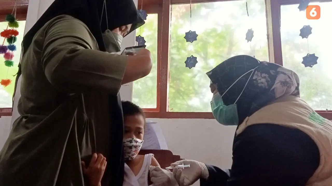 vaksinasi usia 6 - 11 di Kota Palu