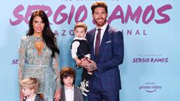Sergio Ramos merupakan salah satu pesepak bola yang memiliki keluarga harmonis. Kini bek Real Madrid itu telah dikarunia empat anak dari hasil hubungannya bersama perempuan cantik bernama Pilar Rubio. (AFP/Gabriel Bouys)