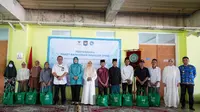 Unit Pengumpul Zakat (UPZ) Kementerian Dalam Negeri (Kemendagri) bersama Tim Penggerak Pemberdayaan dan Kesejahteraan Keluarga (TP PKK) Pusat dan Badan Amil Zakat Nasional (Baznas) menyerahkan 265 Paket Ramadan Bahagia (PRB) kepada warga di Pamulang, Tangerang Selatan (Tangsel), Banten, Senin (17/4)/Istimewa.