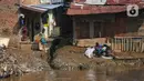 Bahkan, di sejumlah titik, masih terdapat penolakan dari warga yang tinggal di sepanjang bantaran Sungai Ciliwung. (Liputan6.com/Angga Yuniar)