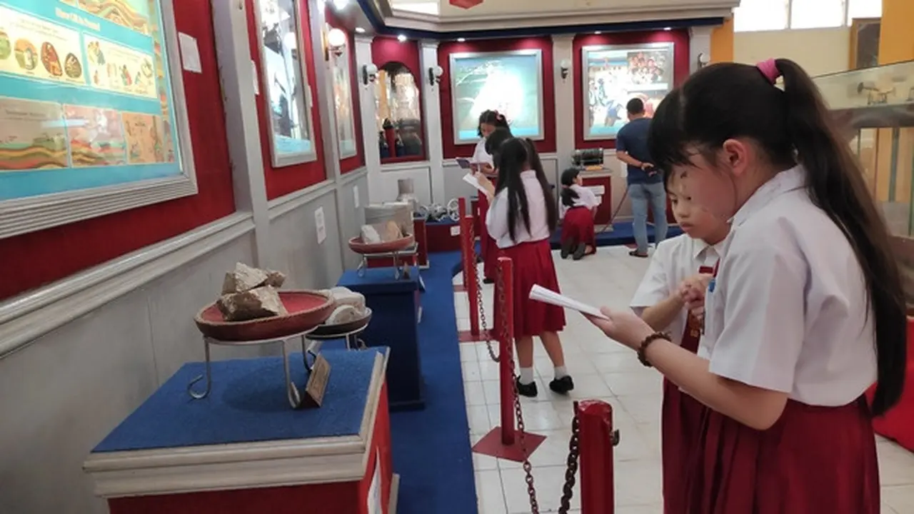 Murid SD yang berkunjung ke Museum Sang Nila Utama Riau mencatat nama koleksi yang ada.