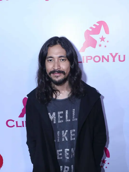 "Pacaran belum enam bulan. Dia 10 tahun lebih muda. Sama-sama cuek tapi selalu komunikasi. Sudah ketemu keluarganya, tapi belum lamaran," ungkap Cello. (Nurwahyunan/Bintang.com)