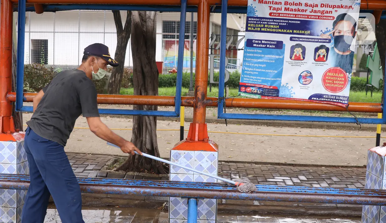Petugas membersihkan fasilitas halte yang terletak di kawasan Tangerang, Senin (15/6/2020). Jelang penerapan tatanan kenormalan baru atau new normal, prasarana transportasi umum, seperti halte bus dipersiapkan agar bisa menjalankan protokol kesehatan dengan baik. (Liputan6.com/Angga Yuniar)