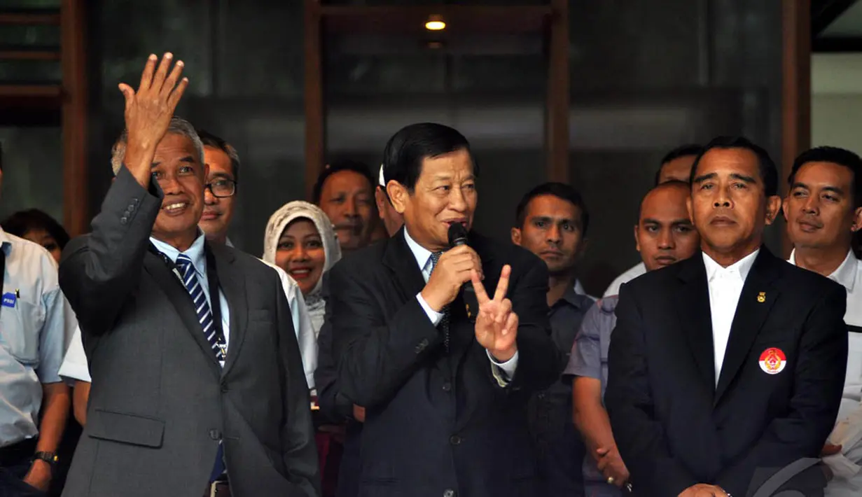Djohar Arifin didampingi mantan ketua PSSI, Agum Gumelar dan Ketua KONI, Tono Suratman saat acara peresmian gedung baru PSSI, Jakarta, Minggu (4/1/2015). (Liputan6.com/Miftahul Hayat)