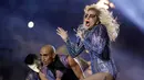 Penyanyi Lady Gaga tampil menghibur penonton disela pertandingan NFL Super Bowl 51 football game antara tim Atlanta Falcons melawan New England Patriots, di Houston, AS, (5/2). (AP Photo/Patrick Semansky)