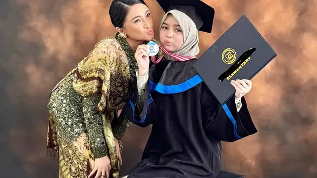 Potret Marshanda Dampingi Sienna Wisuda. (instagram/marshanda99)