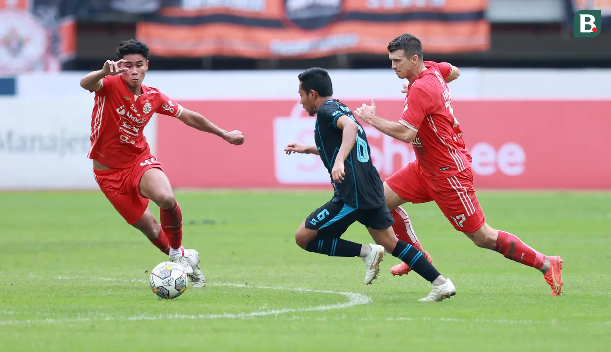 <p>Pemain Arema FC, Evan Dimas berusaha melewati pemain Persija Jakarta, Muhammad Ferarri dan Ondrej Kudela dalam laga pekan ke-23 BRI Liga 1 2022/2023 di Stadion Patriot Candrabhaga, Bekasi, Minggu (12/2/2023) sore WIB. Arema FC kalah dengan skor 0-2. (Bola.com/M Iqbal Ichsan)</p>