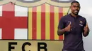 Pemain baru Barcelona, Malcom Filipe Silva de Oliveira, berpose dihadapan media saat tiba di Stadion Camp Nou, Barcelona, Selasa (24/7/2018). Blaugrana resmi mendapatkan jasa pemain Bordeaux ini dengan harga 41 juta euro. (AP/Manu Fernandez)