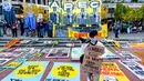 Spanduk dan poster-poster menentang forum Kerjasama Ekonomi Asia-Pasifik (APEC) ditunjukkan seraya menyerukan perubahan ekonomi dan isu lingkungan hidup (AP Photo/Noah Berger)