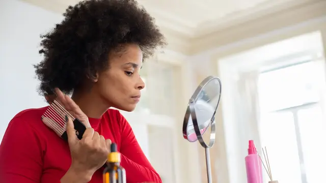 Pilih Sisir Lembut untuk Rambut Tipis dan Rapuh