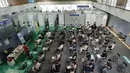 Orang-orang menunggu untuk dipantau kemungkinan efek samping setelah menerima vaksin virus corona COVID-19 Pfizer-BioNTech di pusat vaksinasi di Seoul, Korea Selatan, Kamis (5/8/2021). Korea Selatan berjuang untuk menjinakkan gelombang infeksi keempat virus corona COVID-19. (AP Photo/Ahn Young-joon)