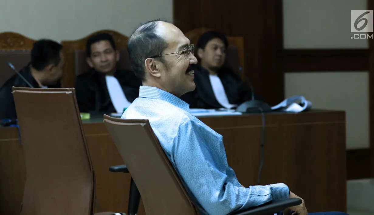 Terdakwa merintangi penyidikan KPK pada kasus korupsi e-KTP, Fredrich Yunadi saat sidang putusan di Pengadilan Tipikor, Jakarta, Kamis (28/6). Terdakwadinyatakan bersalah, dihukum tujuh tahun penjara, denda Rp 500 juta. (Liputan6.com/Helmi Fithriansyah)