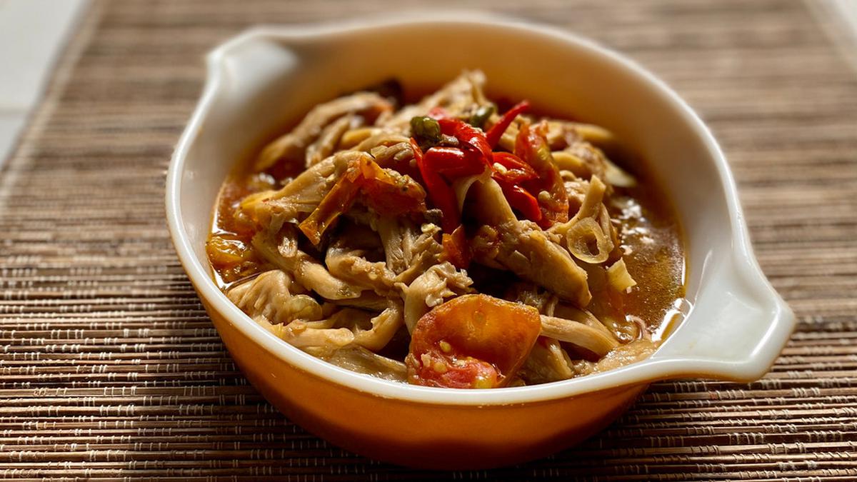 Tumis jamur gurih dengan bawang putih dan kecap, memberikan cita rasa lezat yang sederhana namun memuaskan