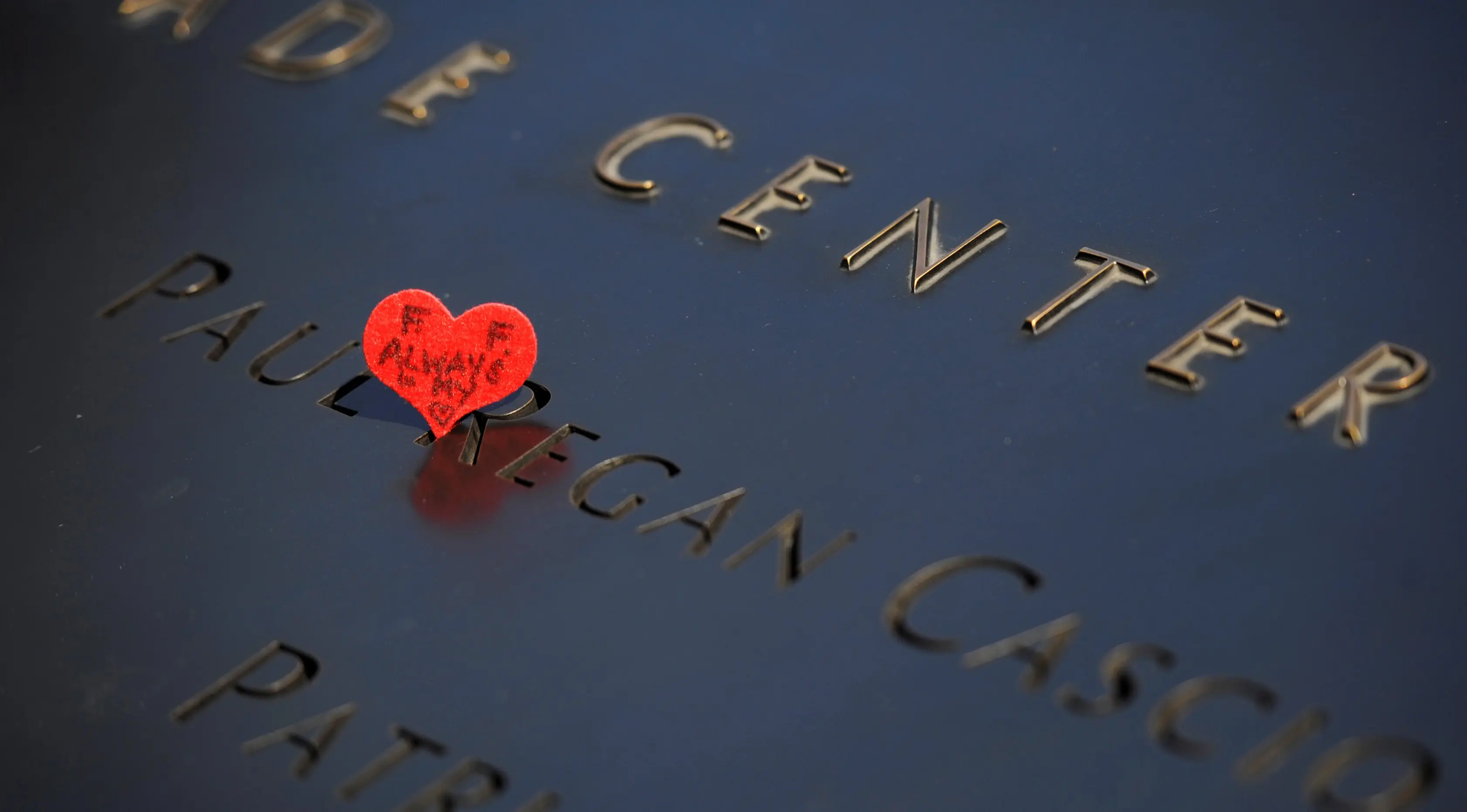 Sebuah catatan kecil ditinggalkan di situs nama-nama para korban peristiwa serangan 11 September 2001 lalu di National September 11 Memorial and Museum at the World Trade Center, New York, Amerika Serikat, Sabtu (10/9). (REUTERS/Mark Kauzlarich)