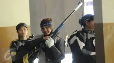 Petembak Indonesia, Maharani Ardi menahan kekecewaan usai gagal di Final 50m RIFLE 3 positions women di Kejuaraan Menembak se-Asia Tenggara di Jakarta, Senin (23/11/2015). Maharani menempati posisi enam dengan 383.3 poin. (Liputan6.com/Helmi Fithriansyah)