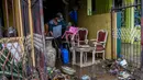 Warga membersihkan lumpur dan sampah usai hujan deras yang dibawa Topan Goni memicu terjadinya banjir di Provinsi Batangas, Filipina, 2 November 2020. Hingga 2 November 2020, jumlah korban jiwa akibat Topan Goni yang melanda bagian selatan Luzon bertambah menjadi 16 orang. (Xinhua/Rouelle Umali)