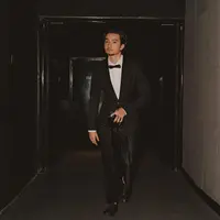 Bryan Domani kembali degnan gaya gentlemannya. Ia mengenakan setelan jas hitam yang serasi dengan celana panjangnya, dikombinasikan dengan kemeja putih dan dasi kupu-kupu. [Foto: Instagram/bryandomani_bd_]