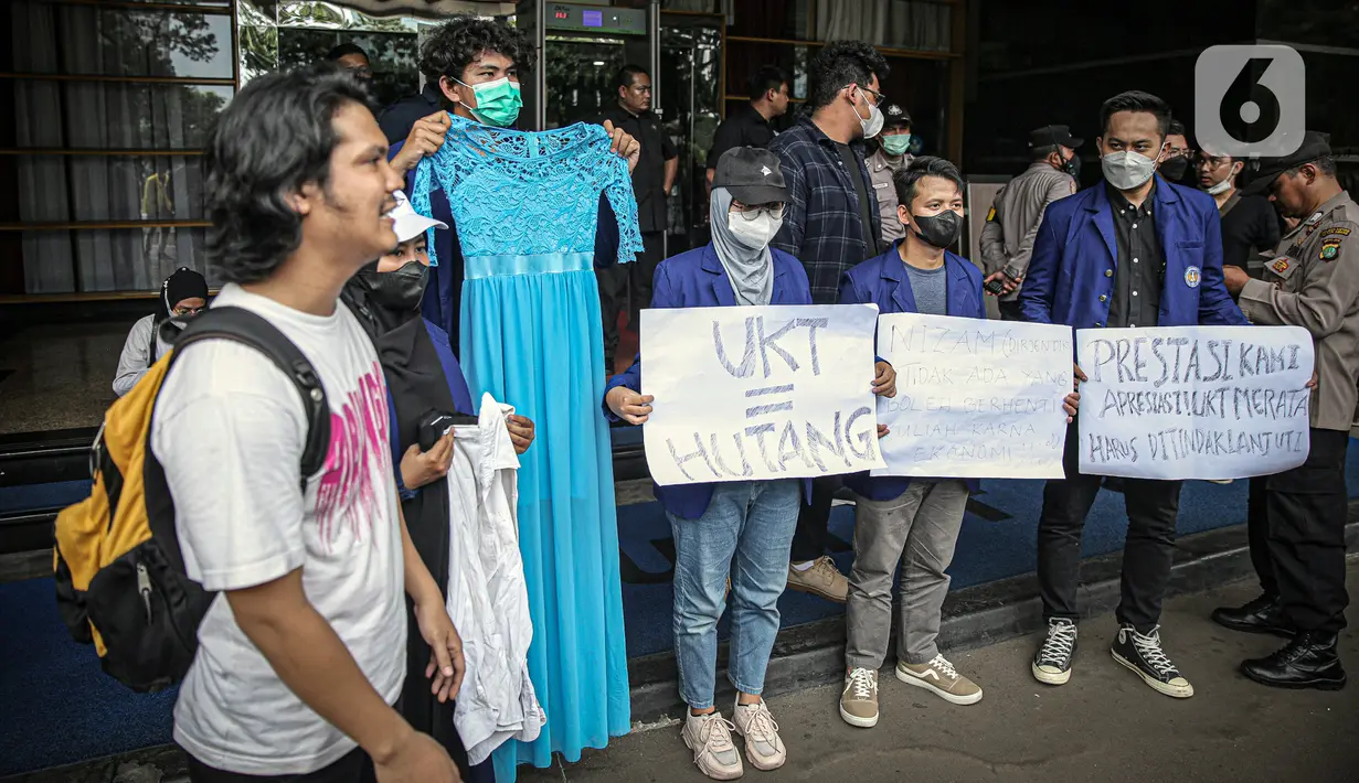 Sejumlah mahasiswa UNY membawa baju dansa saat menggelar aksi di depan Gedung Kemendikbud, Jakarta, Jumat (10/2/2023). Dengan memaksa masuk untuk melakukan aksi di dalam lingkungan Kemendikbud, mahasiswa UNY memberikan baju dansa sebagai bentuk protes terkait mahalnya biaya kuliah di Indonesia. (Liputan6.com/Faizal Fanani)