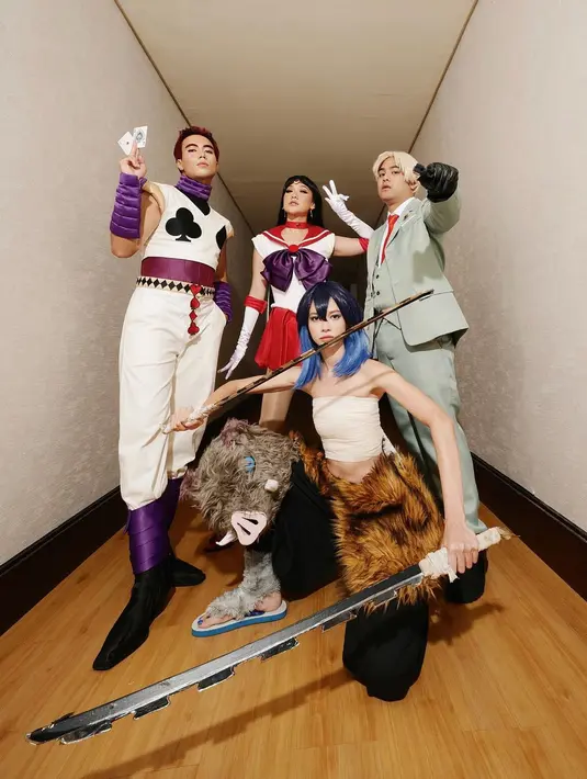 Alih-alih cosplay ala anime perempuan, Yuki Kato memilih cosplay jadi Inosuke Hashibara yang merupakan karakter laki-laki bertopeng babi di acara ultah geng aries.