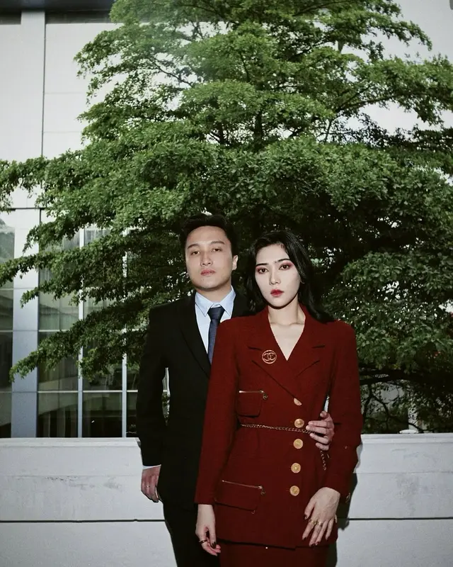 Perjuangan 13 tahun terbayarkan, 7 potret Rayhan suami Isyana Sarasvati jadi dokter spesialis kejiwaan