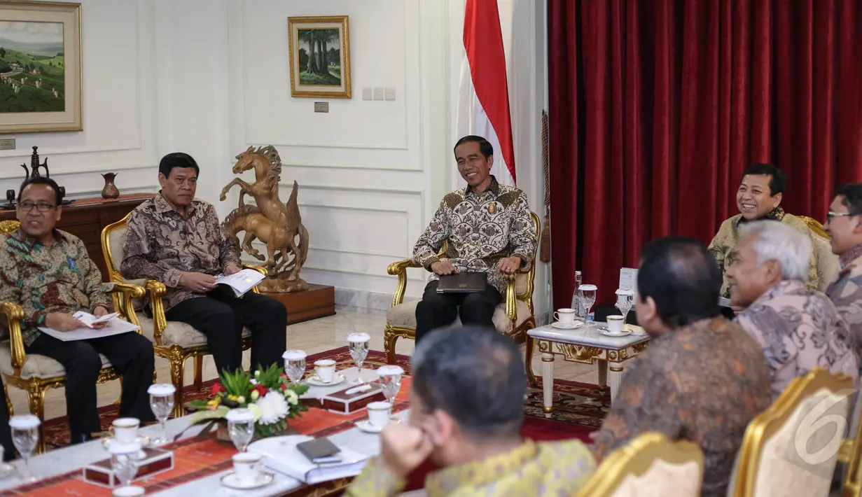Suasana pertemuan Presiden Jokowi dengan Pimpinan DPR di Kantor Presiden, Jakarta, Senin (18/5/2015). Kedatangan DPR untuk mengajukan usulan revisi UU No. 1 Tahun 2015 tentang Pemilihan Gubernur, Bupati, dan Wali Kota. (Liputan6.com/Faizal Fanani)