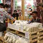 Pengunjung melihat produk biji kopi yang sudah diolah di pameran Indonesia Trade Expo (ITE) 2017 di ICE, BSD, Tangerang Selatan, Rabu (11/10). (Liputan6.com/Angga Yuniar)
