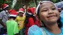 Euclia Purnama kemudian mulai membagikan bantuan untuk para anak-anak. Terlihat keceriaan di wajah mereka. (Bola.com/Bagaskara Lazuardi)
