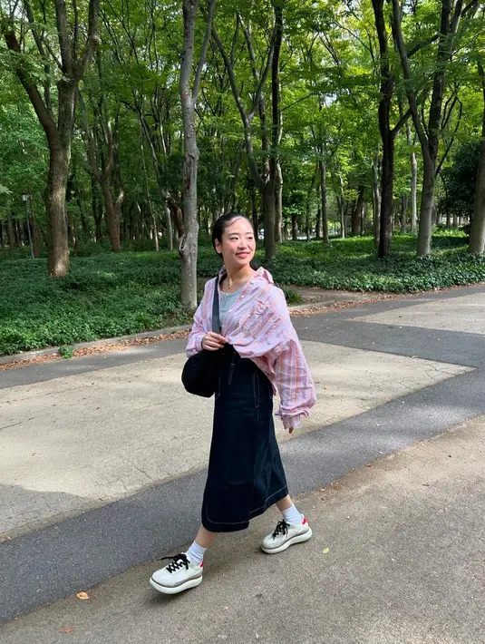 Haruka, di usia 32 tahun, berhasil menciptakan gaya fashion yang membaur sempurna dengan tren ABG, menjadikannya ikon gaya yang awet muda.