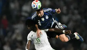 Marcos Senesi saat memperkuat Timnas Argentina. (Luis ROBAYO / AFP)