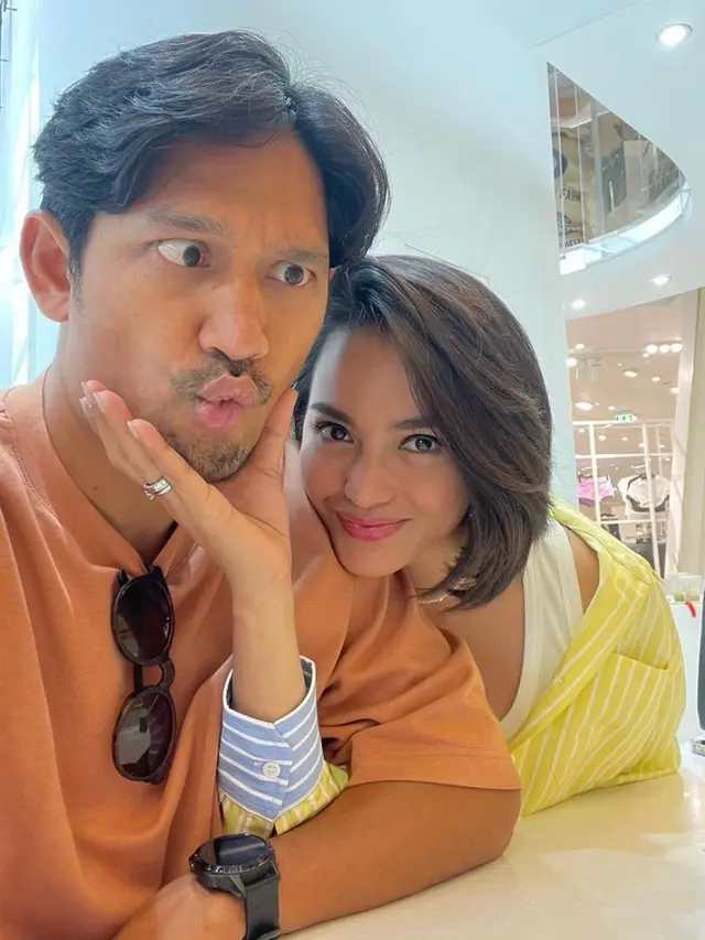 7 Gaya Stylish Ririn Ekawati Liburan di Thailand, Tampil Kekinian bak ABG di Usia 39 Tahun