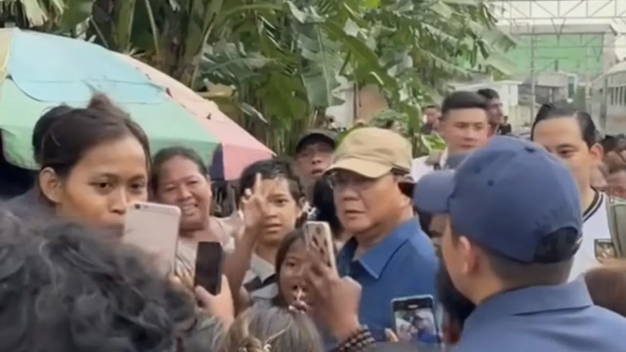 Presiden Prabowo blusukan ke permukiman di bantaran rel