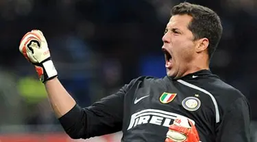 Inter Milan&#039;s goalkeeper Julio Cesar celebrates as Inter Milan&#039;s midfielder Sulley Ali Muntari scores against Juventus during their Italian Serie A football match on November 22, 2008 at San Siro Stadium in Milan. AFP PHOTO / ALBERTO PIZZOLI 