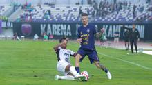 Pemain Persita Tangerang, Rayco Rodriguez, dihadang pemain Persik Kediri di BRI Super League di Stadion Indomilk Arena, Minggu (21/12/2025). (Bola.com/M Iqbal Ichsan)