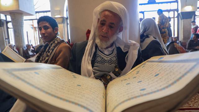 Tadarus Al-Qur’an Raksasa di Masjid Yaman