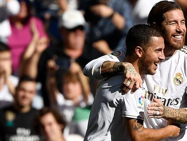 Gelandang Real Madrid, Eden Hazard, merayakan gol yang dicetaknya ke gawang Granada pada laga La Liga Spanyol di Stadion Santiago Bernabeu, Madrid, Sabtu (5/10). Madrid menang 4-2 atas Granada. (AFP/Pierre-Philippe Marcou)