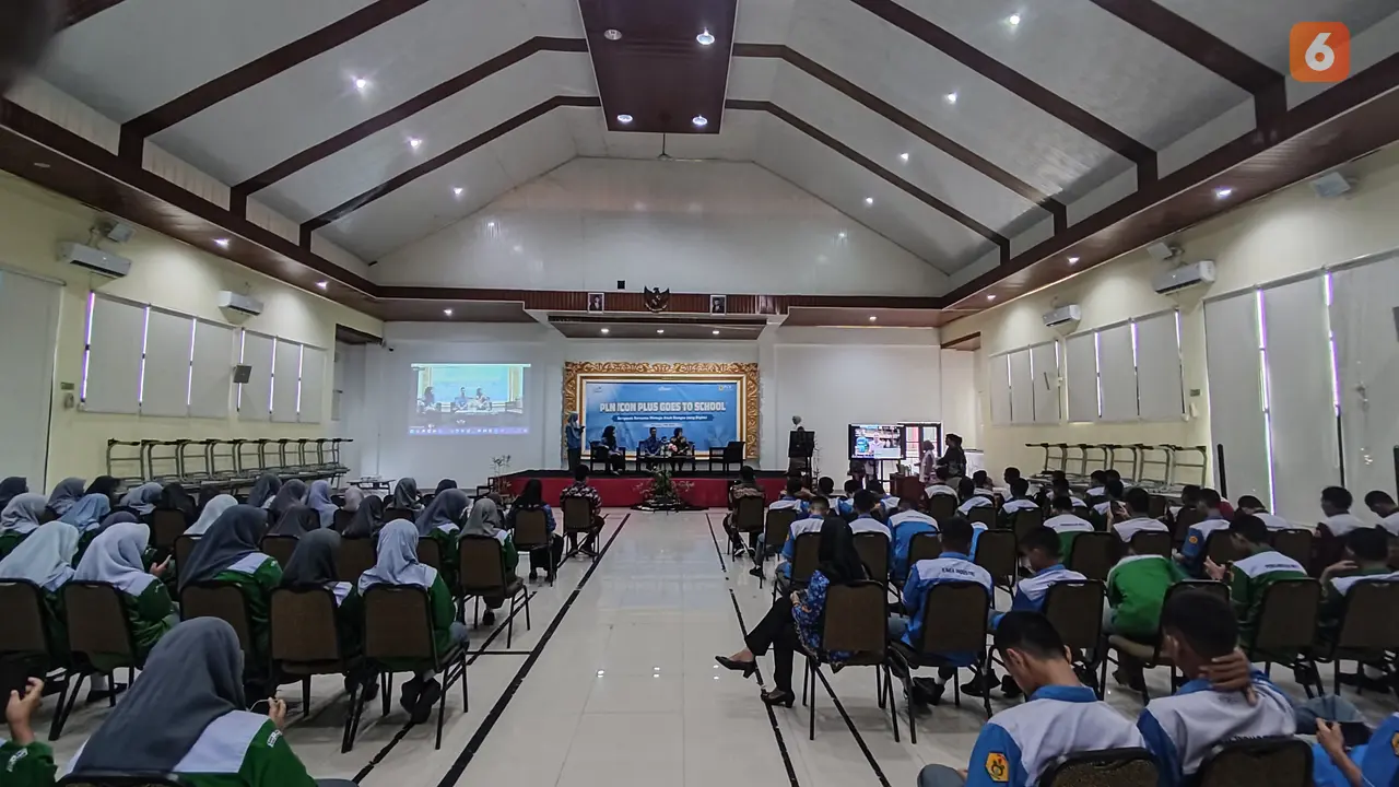 PLN Icon Plus mengajar di SMK-SMTI Makassar (Liputan6.com/Fauzan)
