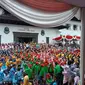 Kabumi UPI Bandung menggelar acara bermain angklung bersama di halaman Gedung Sate Bandung. (Huyogo Simbolon)